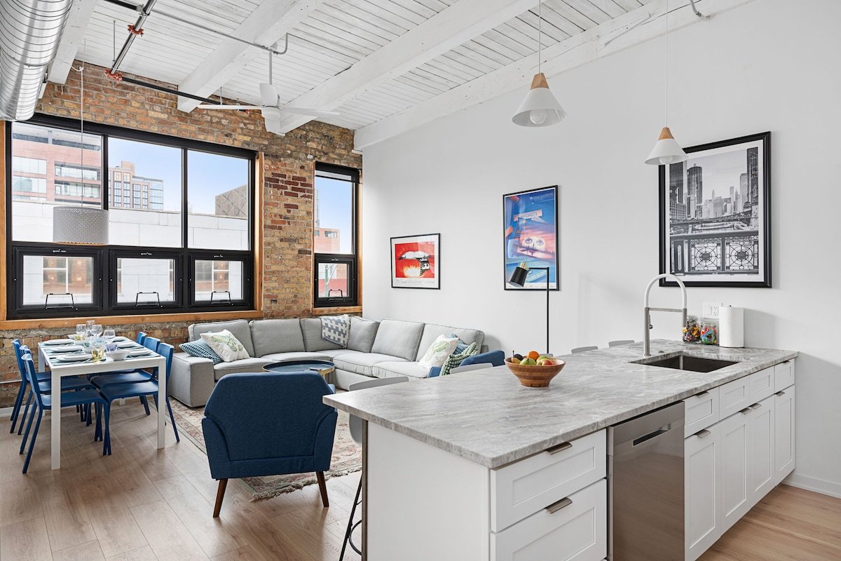 Gorgeous West Loop 3 Bedroom Loft gallery image 3