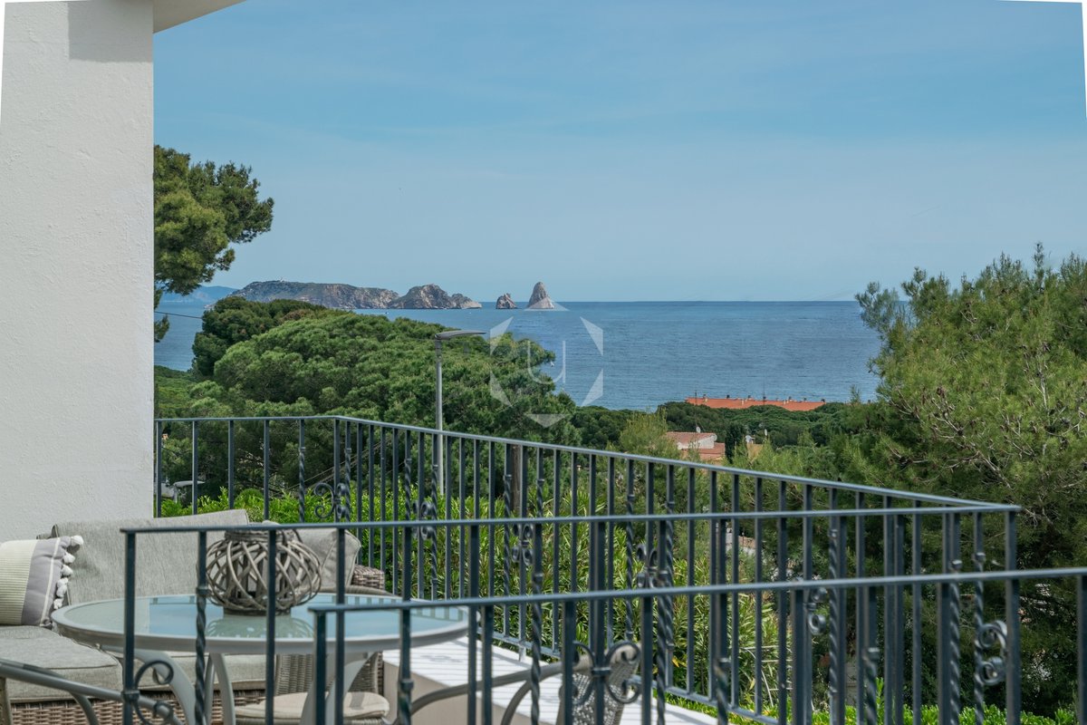 FLOR DE LIS – Pool, 10 min. walk to beach & bars