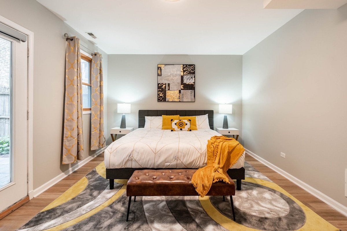 Old Town/Lincoln Park Luxury Home Garage & Rooftop gallery image 2