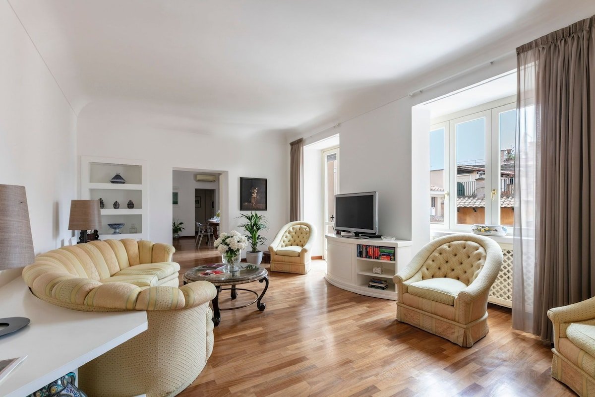 Prestigious Apartment in Historic Caetani Palace gallery image 2