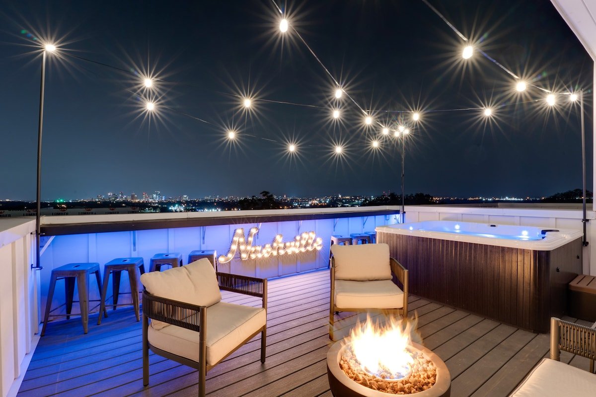 Minutes to Downtown • 17 Beds • Hot Tub • Gameroom gallery image 2