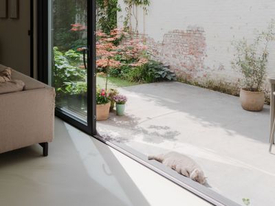 Unieke loft met tuintje in oude koffiebranderij