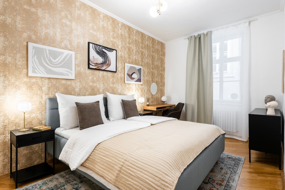 Superior 4BDR Apartment Steps from Charles Bridge gallery image 4