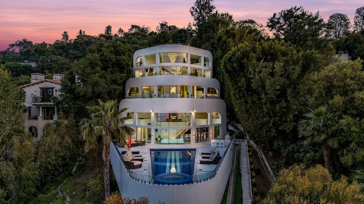 Bel Air Yacht Mansion w/ 50 ft pool and 300° views gallery image 3