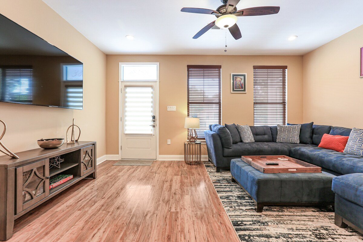 Modern and Colorful Home in the Heart of Mid City gallery image 4