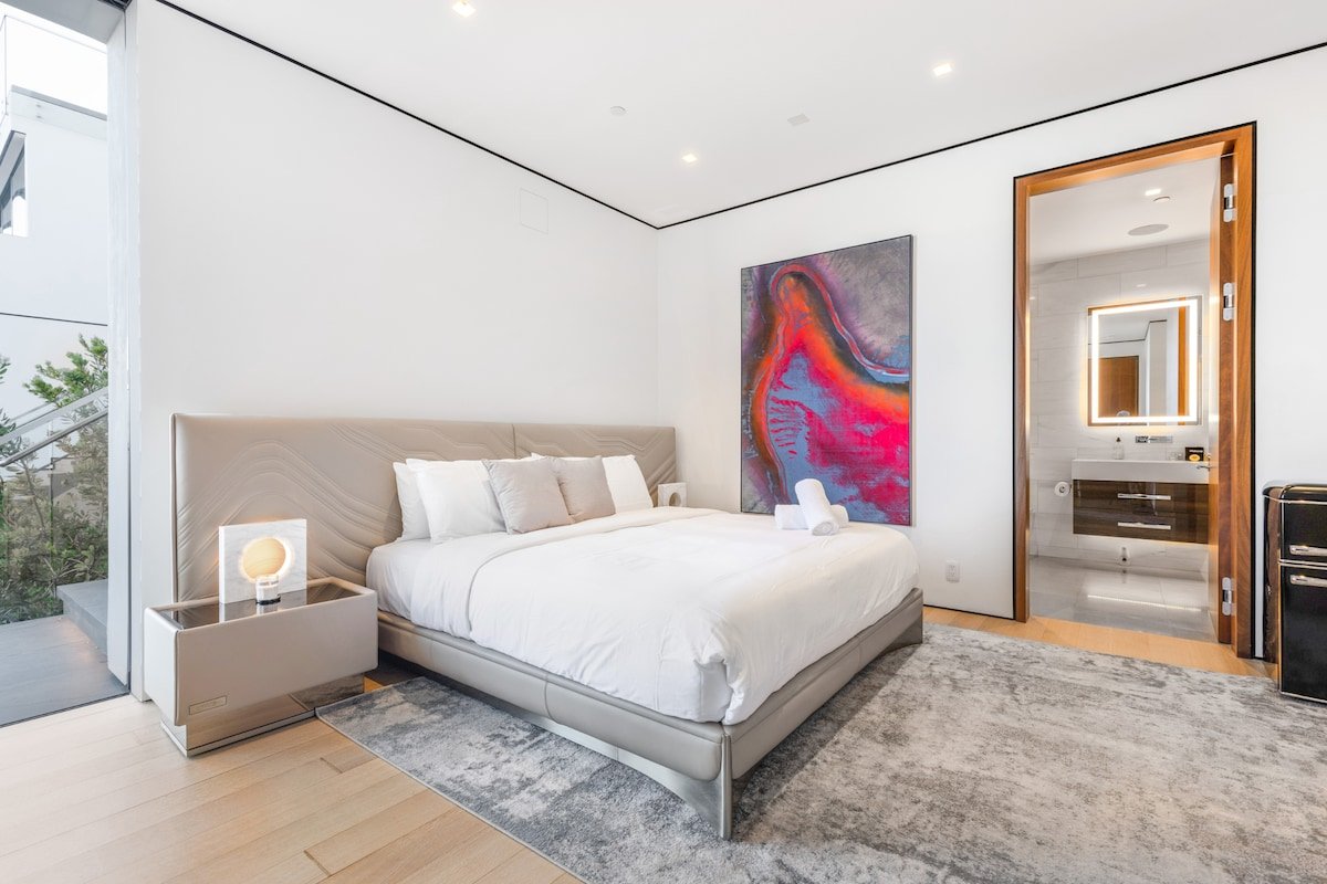 Hollywood Hills Luxe Retreat with Designer Style gallery image 4