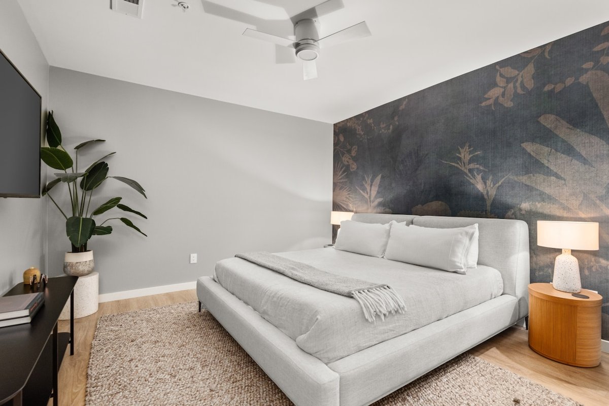 The Socialite – Spacious Retreat| Walk to Broadway gallery image 4