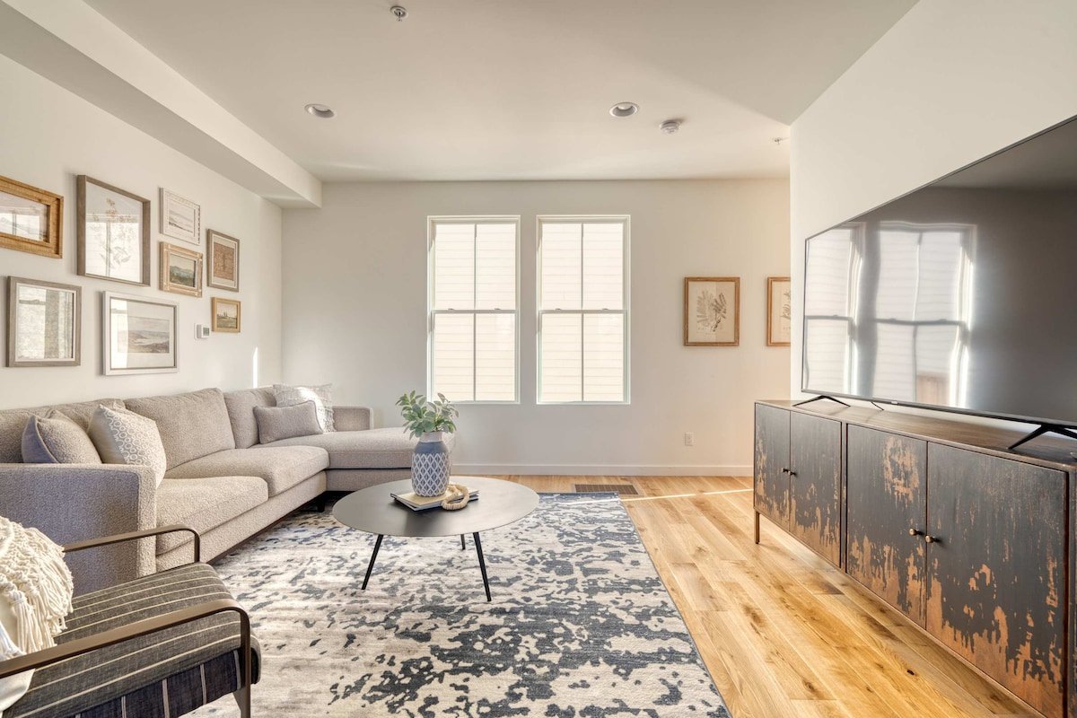 Spacious 6BR • Parking • Great for Big Groups gallery image 3