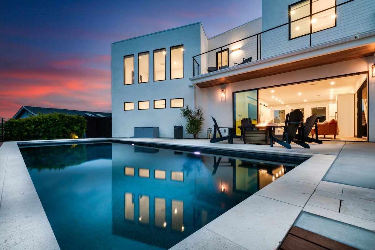 Luxury Pool Haven with Views and Fireworks gallery image 2