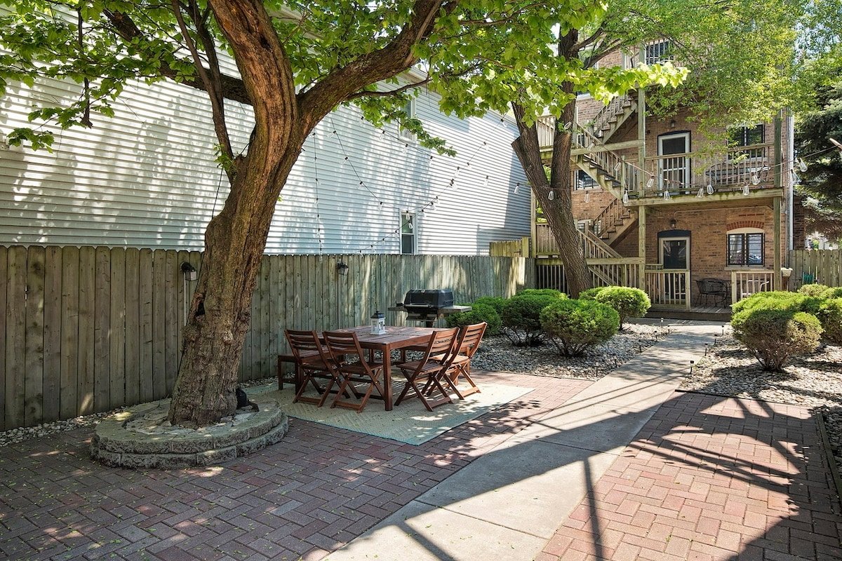 Large Remodeled Home in Lincoln Park, Sleeps 12! gallery image 3