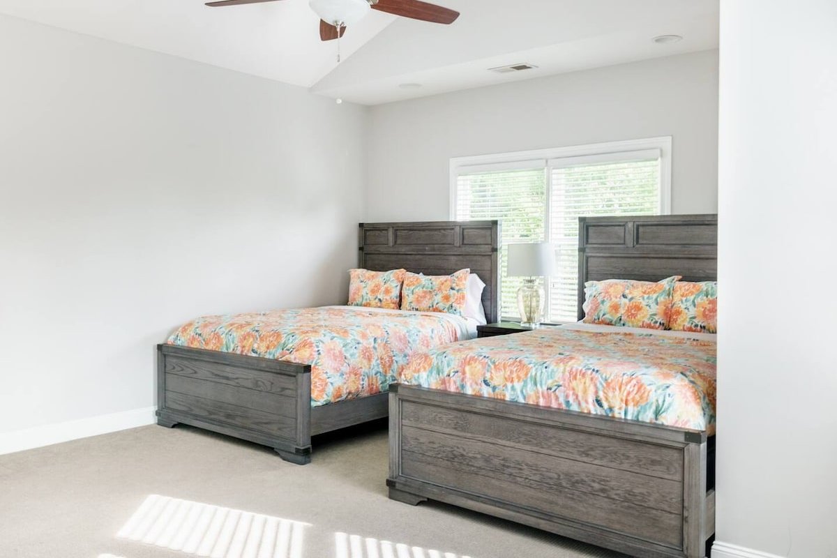 Southern Charm: Downtown, Walk to Farmers Market & gallery image 5