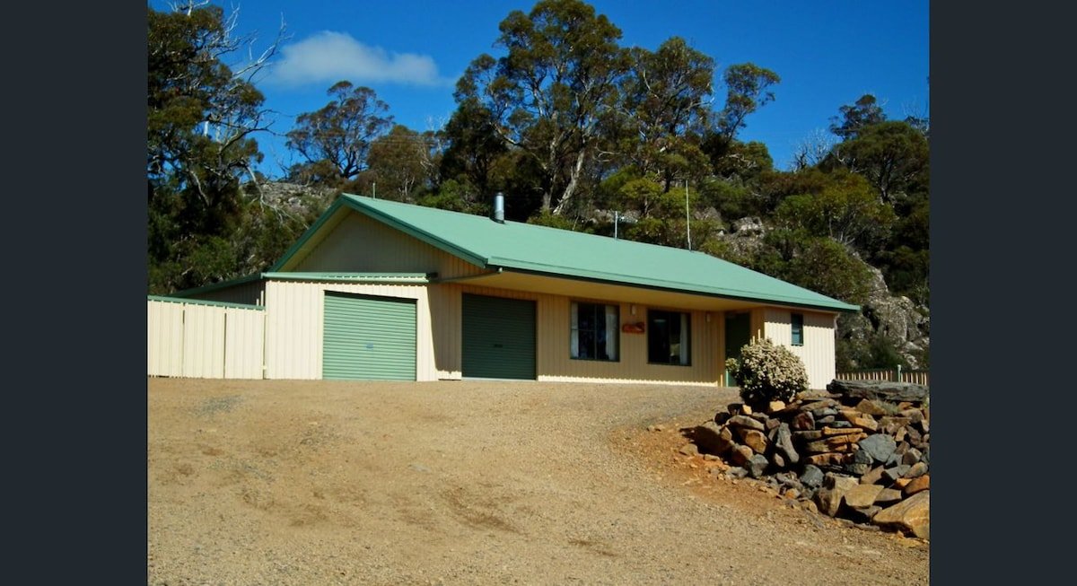 Lakefront Retreat with Aurora Views gallery image 3