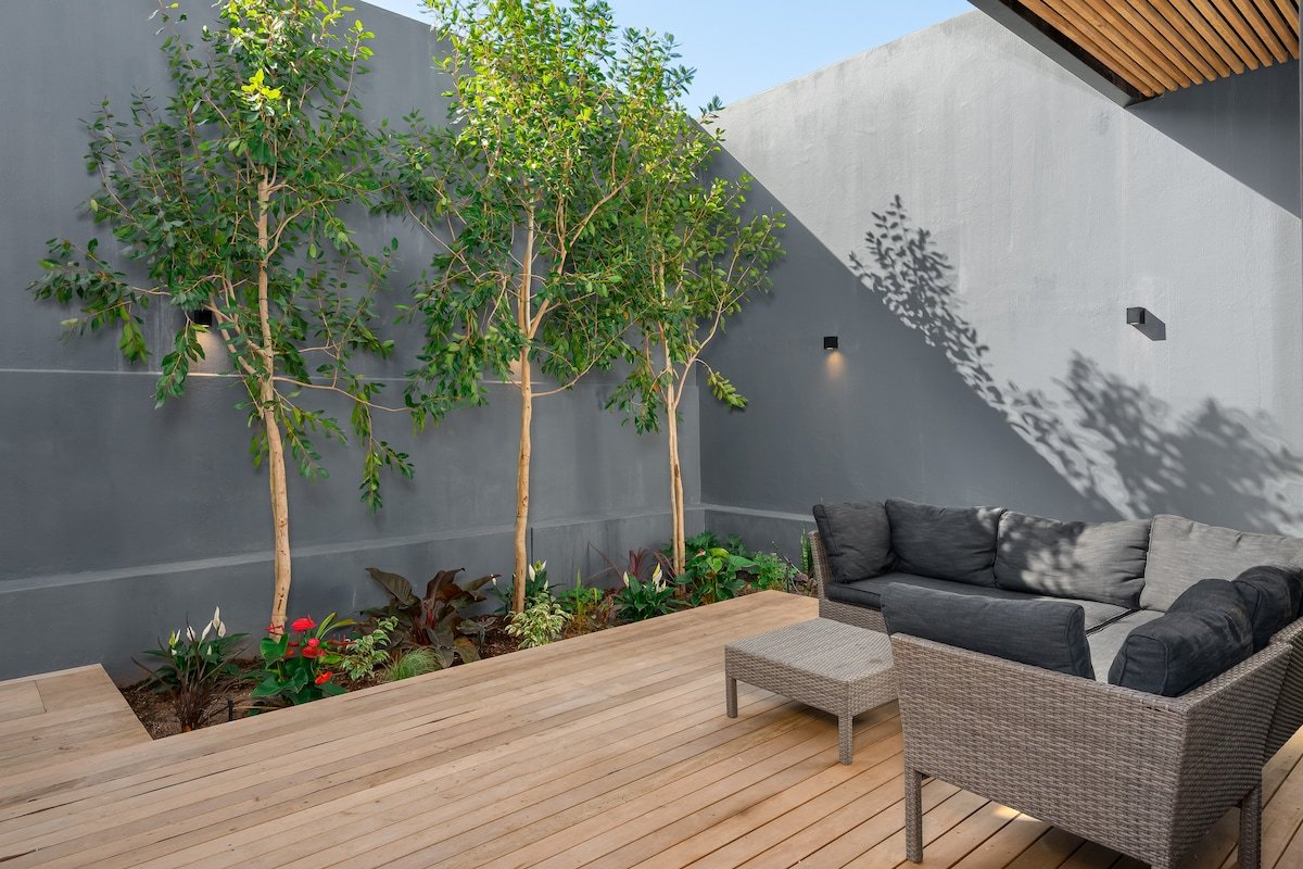 Exc. use roof pool 4BR lux home w/views! gallery image 4