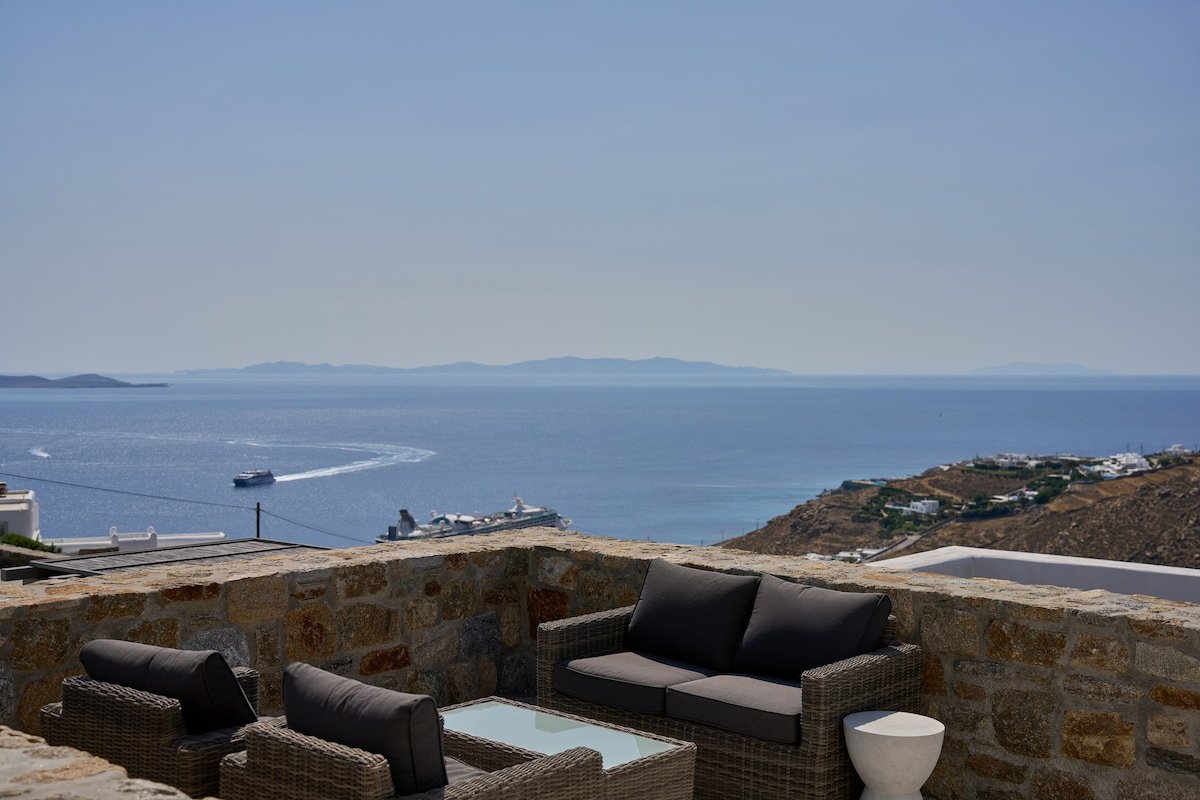 Luxury Villa Sapphire | 8′ to Town |near CavoTagoo gallery image 5