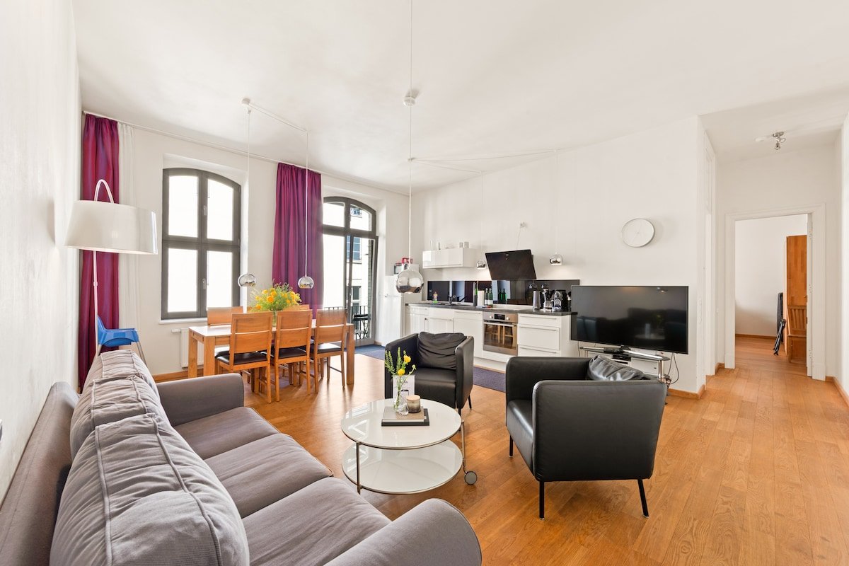 Central Landmark near Checkpoint Charlie gallery image 3