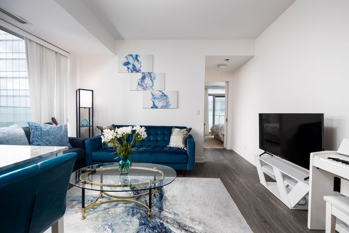 2BR Suite with Free Parking – CN Tower/Lake View gallery image 2