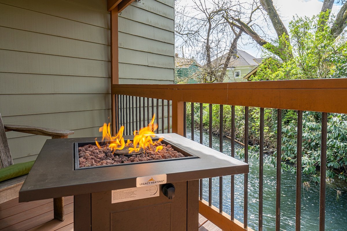 *10% Off* Cozy & Rare Riverfront Home with HotTub gallery image 2