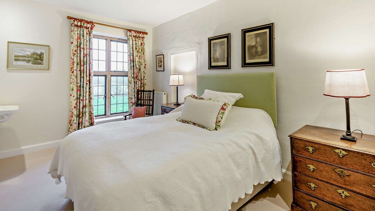 Chalford Manor with swimming pool, tennis court gallery image 5