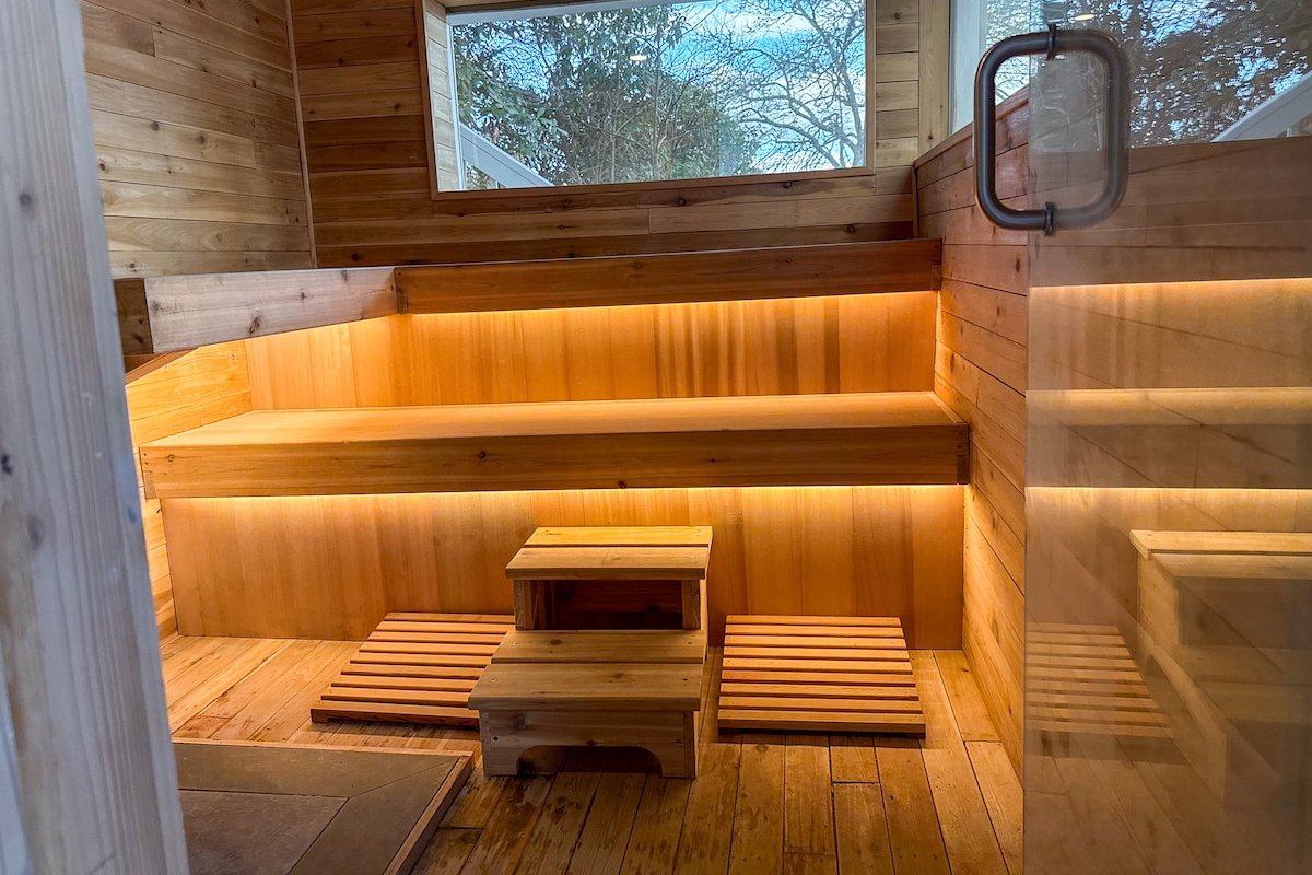 2 Acre Lakefront Getaway (Sauna/Firepit/Kayaks) gallery image 4