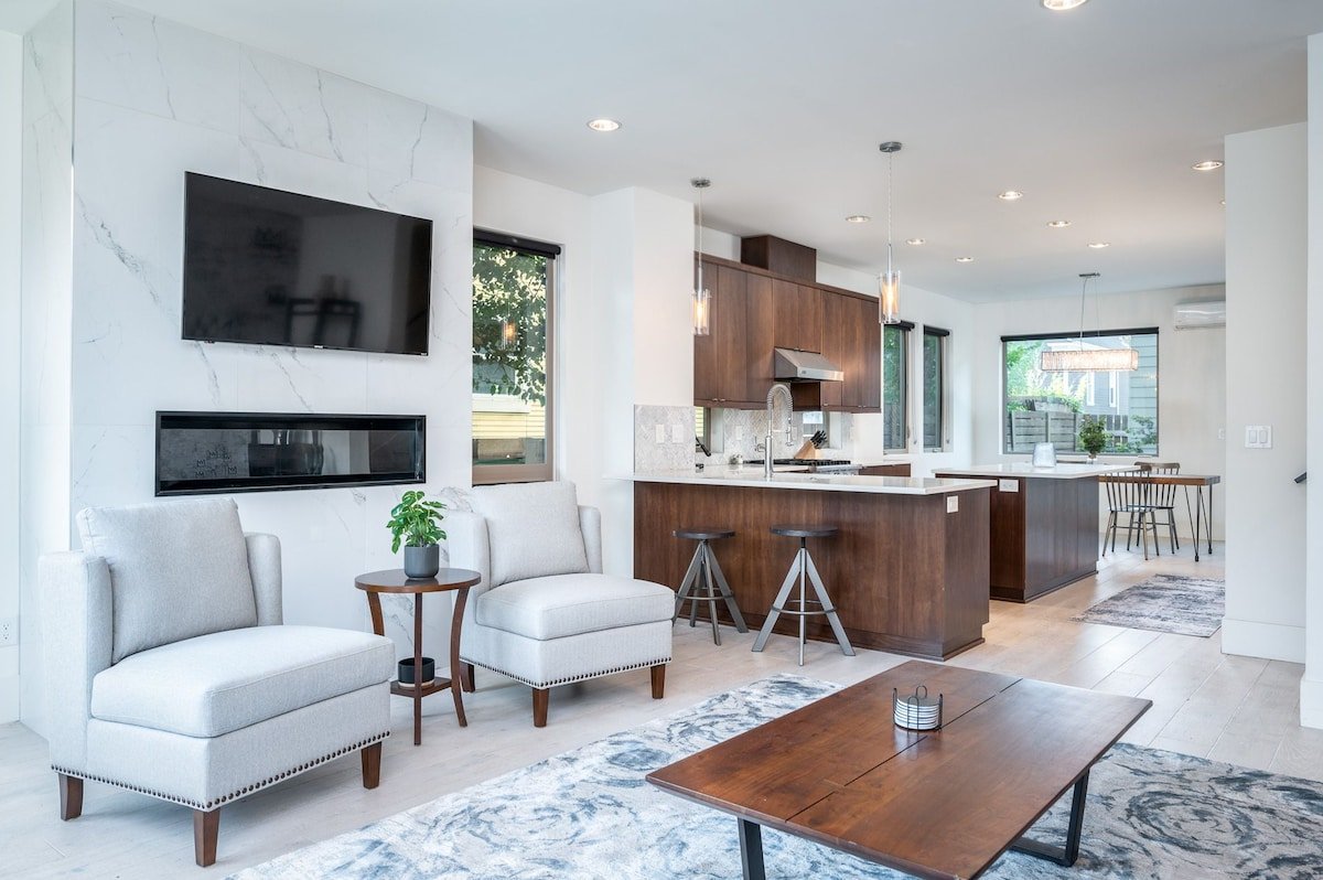 Modern home blocks from trendy Mississippi Ave gallery image 3