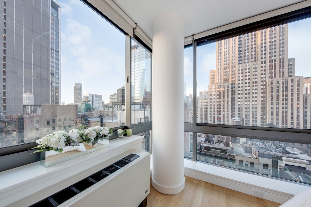 Luxury Skyscraper 2 BR—City Views—24 HR Doorman gallery image 5