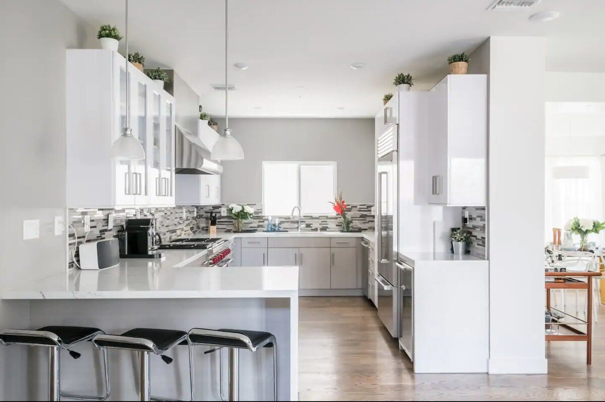 Beautiful Hollywood Hills Private Home & Heat Pool gallery image 4