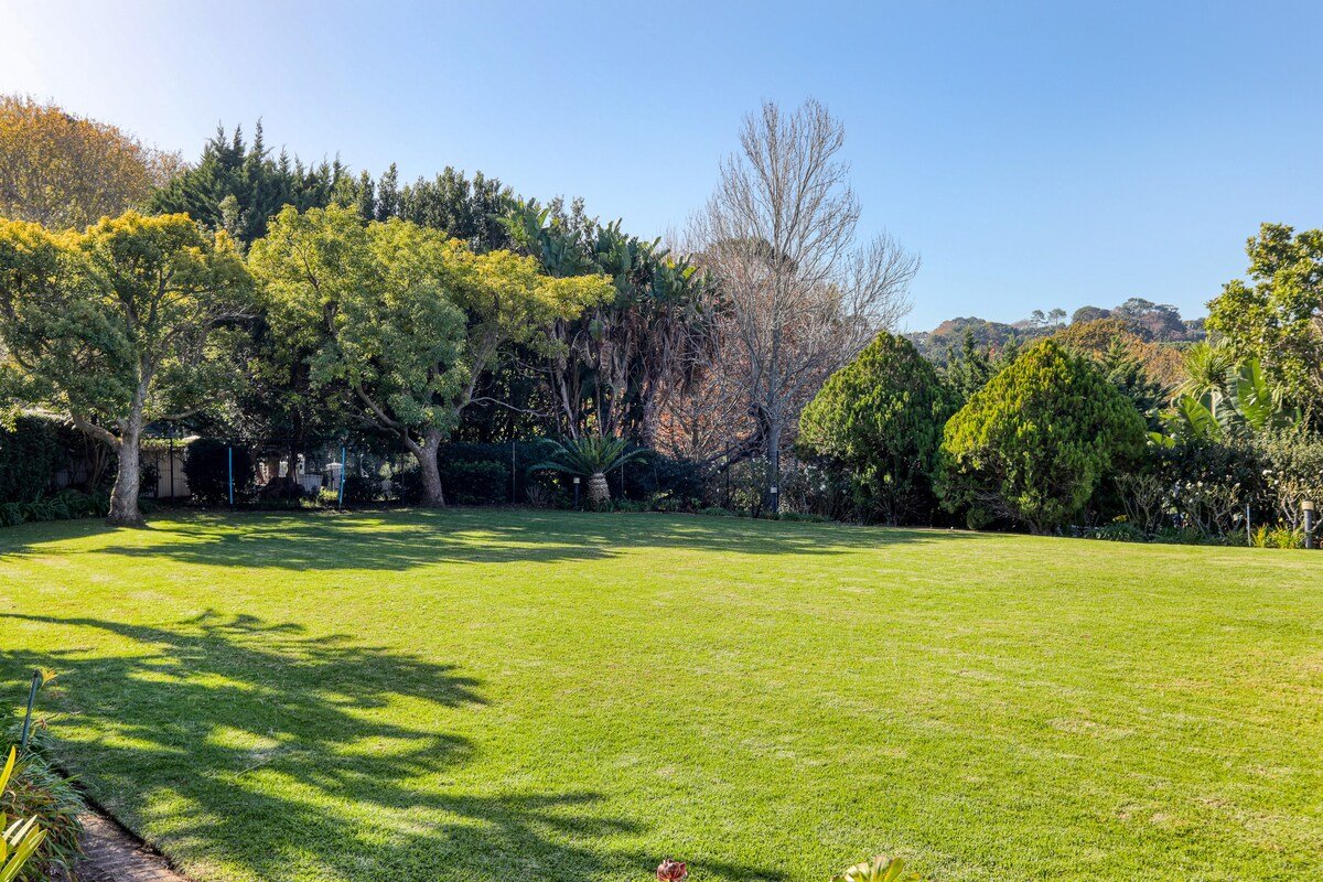Luxury 5-Bedroom Villa in Upper Constantia gallery image 3