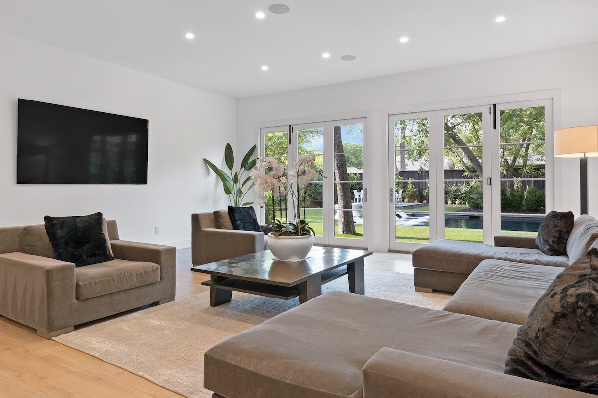 Stunning Lower Greenville Modern Villa gallery image 3