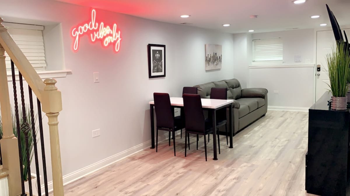 AirBissell-6bd,2 bth in the heart of Lincoln Park gallery image 5