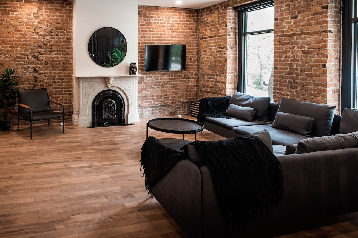 Château Deluxe // Vieux-Québec, Énorme Maison gallery image 5