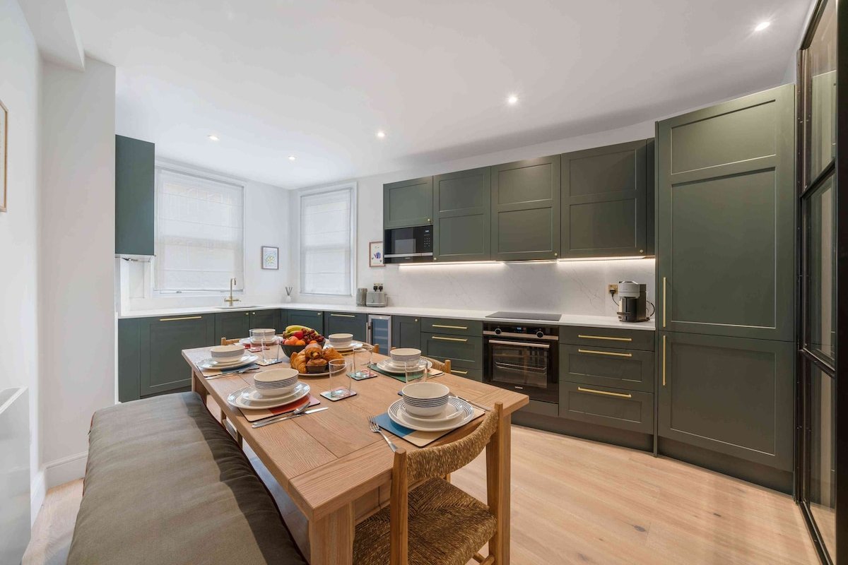 Elegant split level High St Ken Apt with Terrace gallery image 5