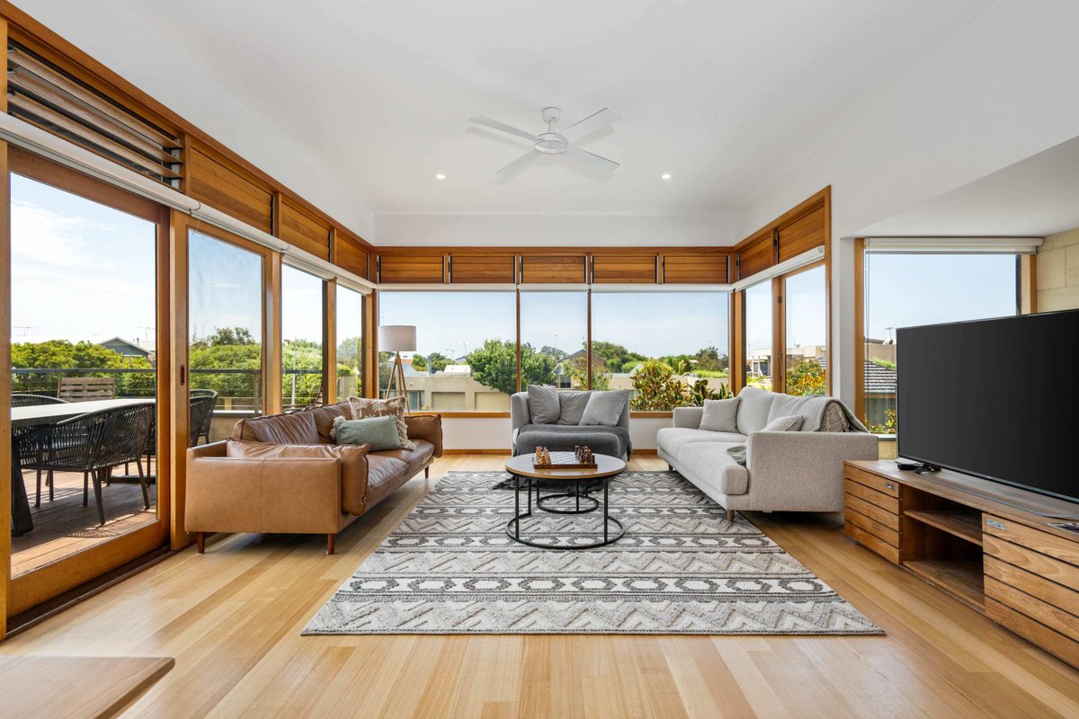 Ocean Breeze: Retreat in Torquay – Sleeps 11!