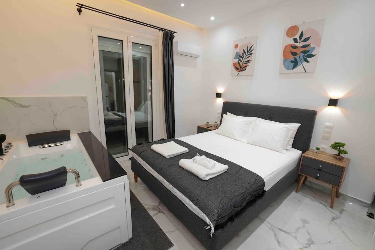 Plaka 3 bd jacuzzi mansion gallery image 4