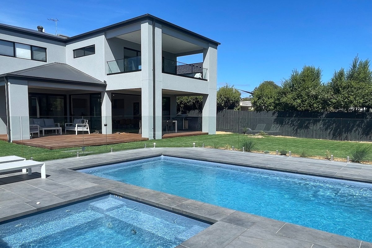 5 min walk to beach & shops. Pool + spa gallery image 3