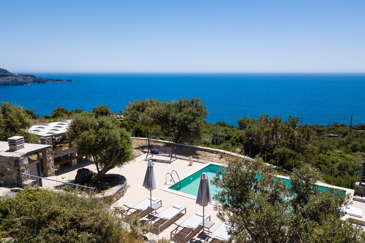 Sea views, private pool and near the beach