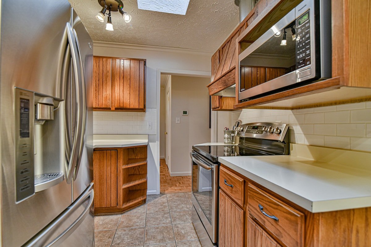 South AVL home w/King beds, hot tub, firepit gallery image 5