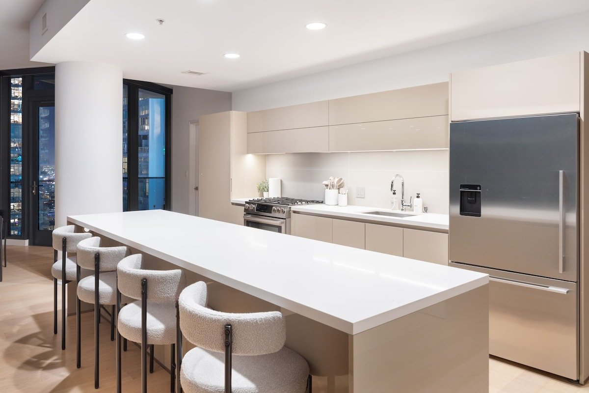 Downtown LA – Skyline 3 BD Suite gallery image 5