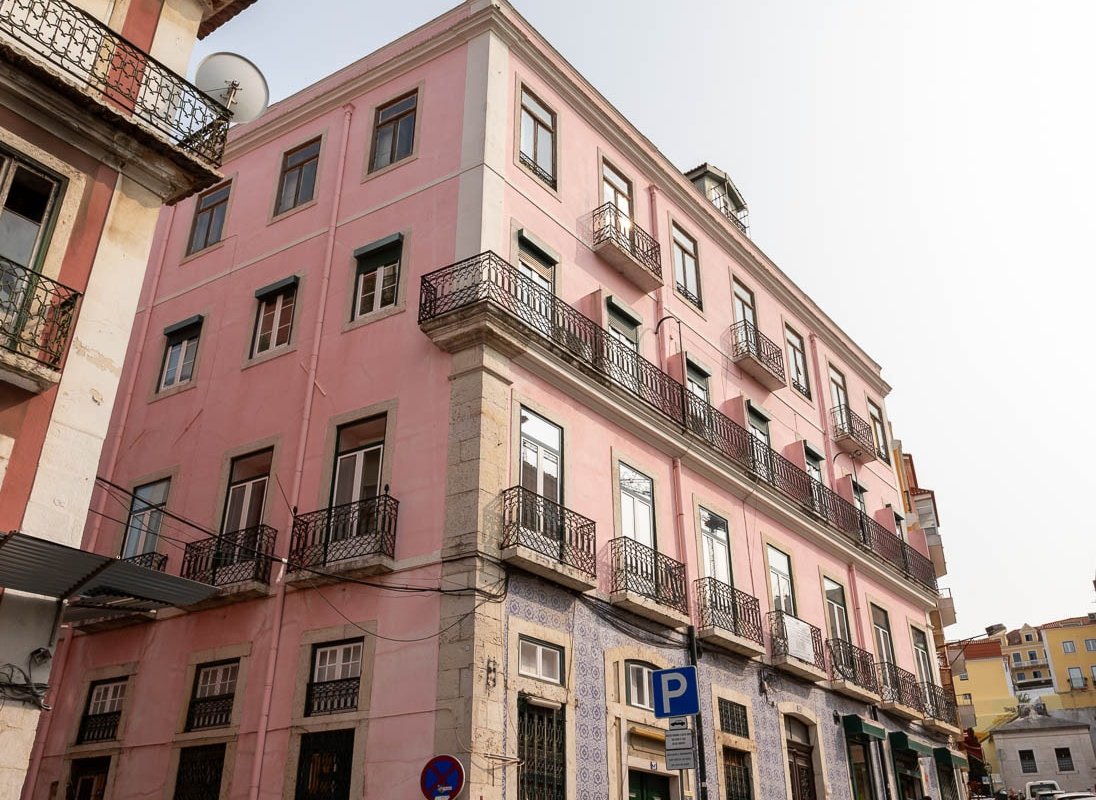 Pink Palace – 16 bedrooms for large groups gallery image 2