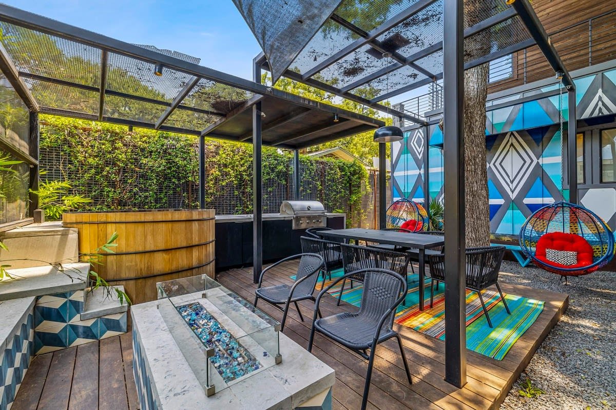 South Lamar Wellness Haven | Sauna | Hot Tub | BBQ