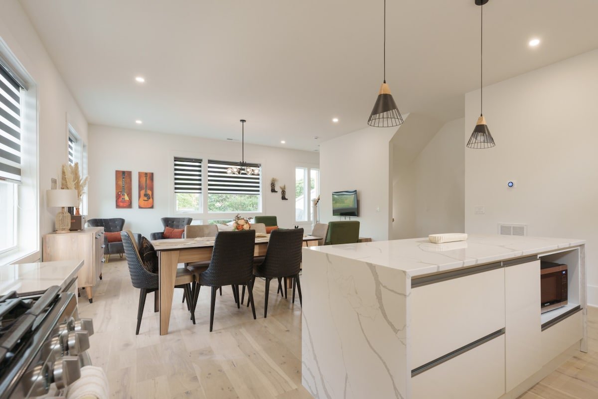 2 Bedroom – Workspace/Fast WiFi – 2 Car Garage! gallery image 4