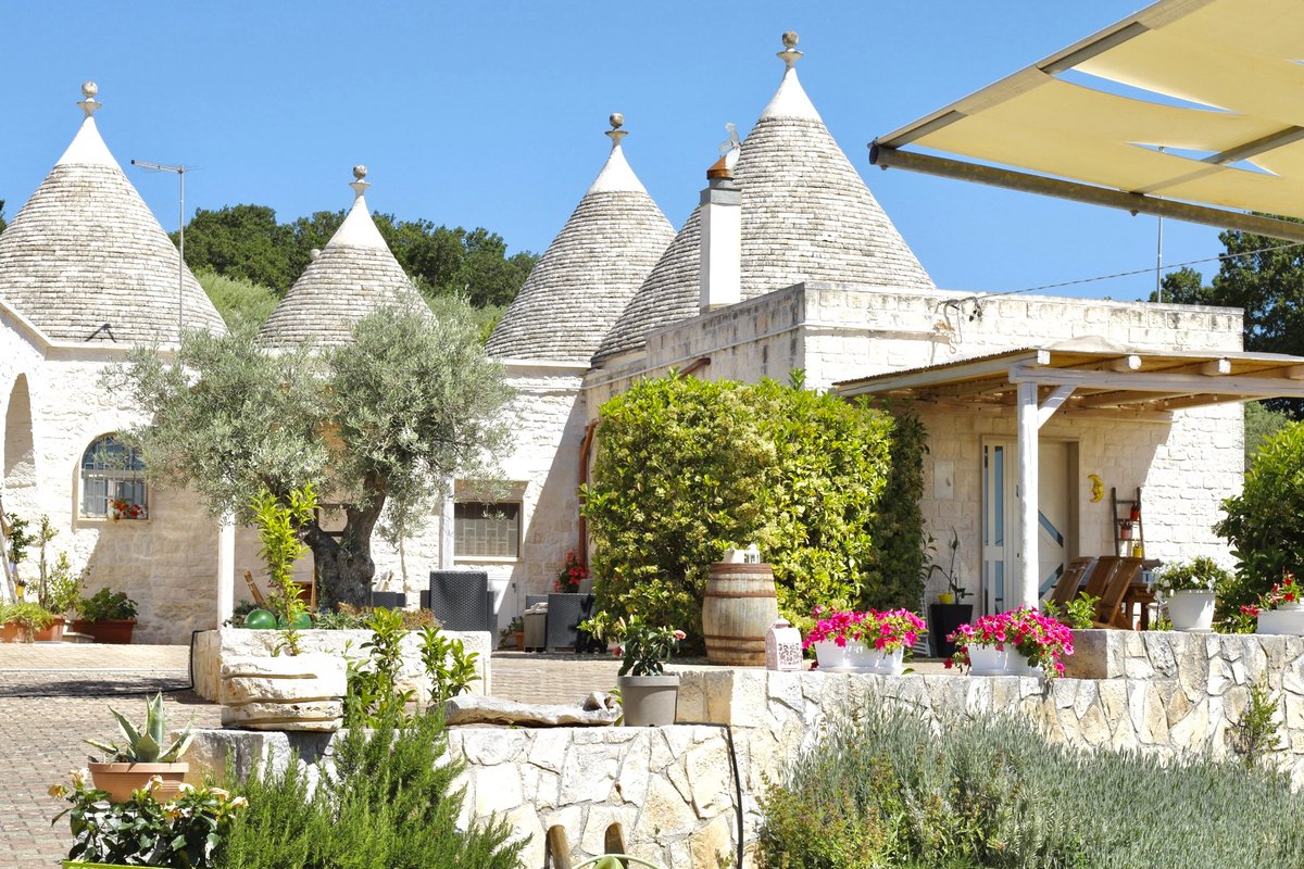 Apulia trulli with private pool for 10 people