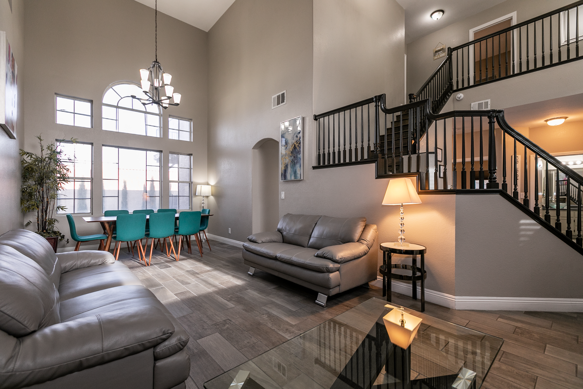 Spacious! 4BR, 3mi to airport! Strip views & Pool!