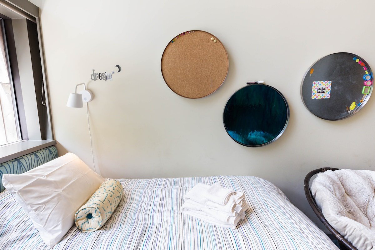 Tranquil Mid Century Modern Retreat, Neighbors Downtown gallery image 4