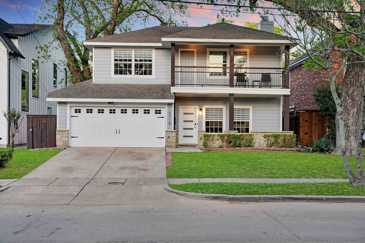 Highland Cottage – Central, Huge Yard + HOT TUB gallery image 3