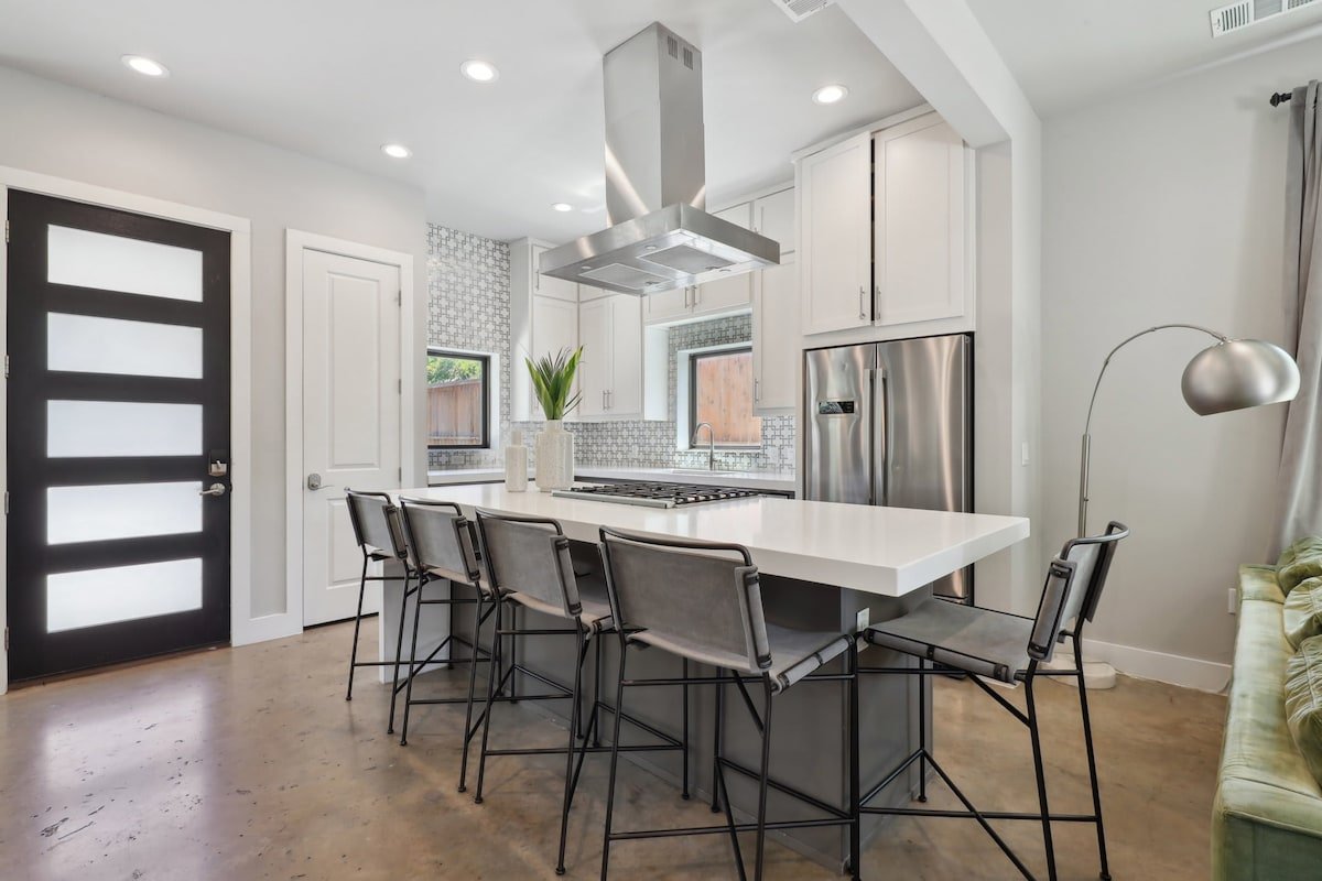 Modern Estate | Private Heated Pool gallery image 4