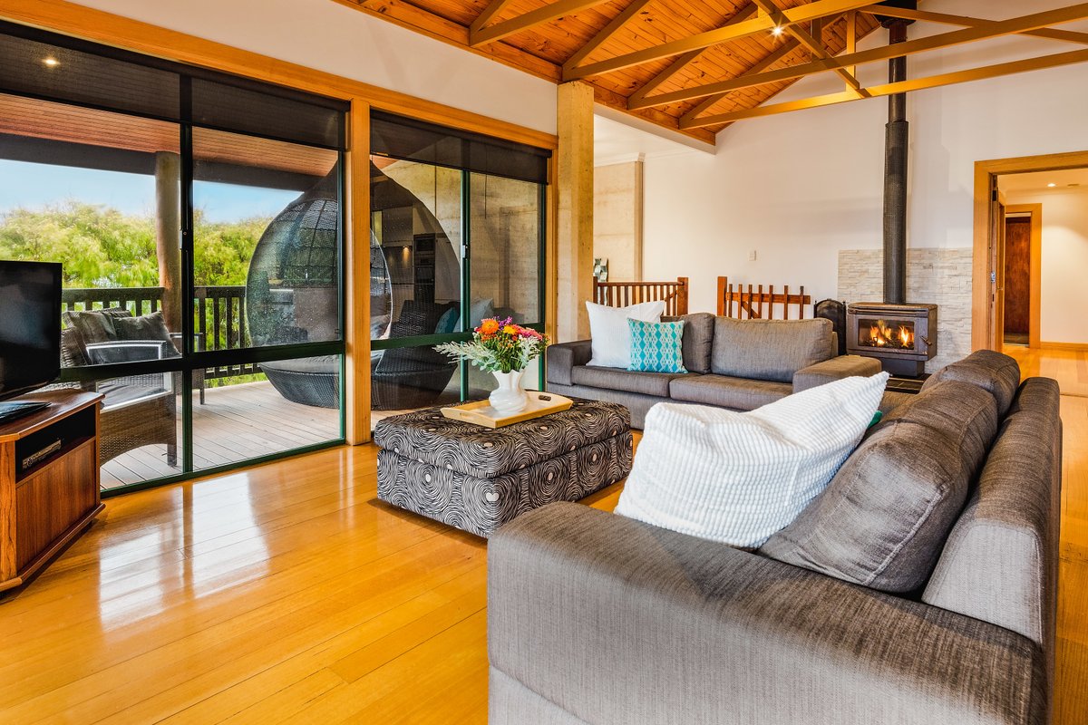 Dolphin House: Family-Friendly • Ocean Views • BBQ