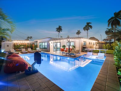 Heated Pool, Pergola + Bar, Smart gym,1000Mbps