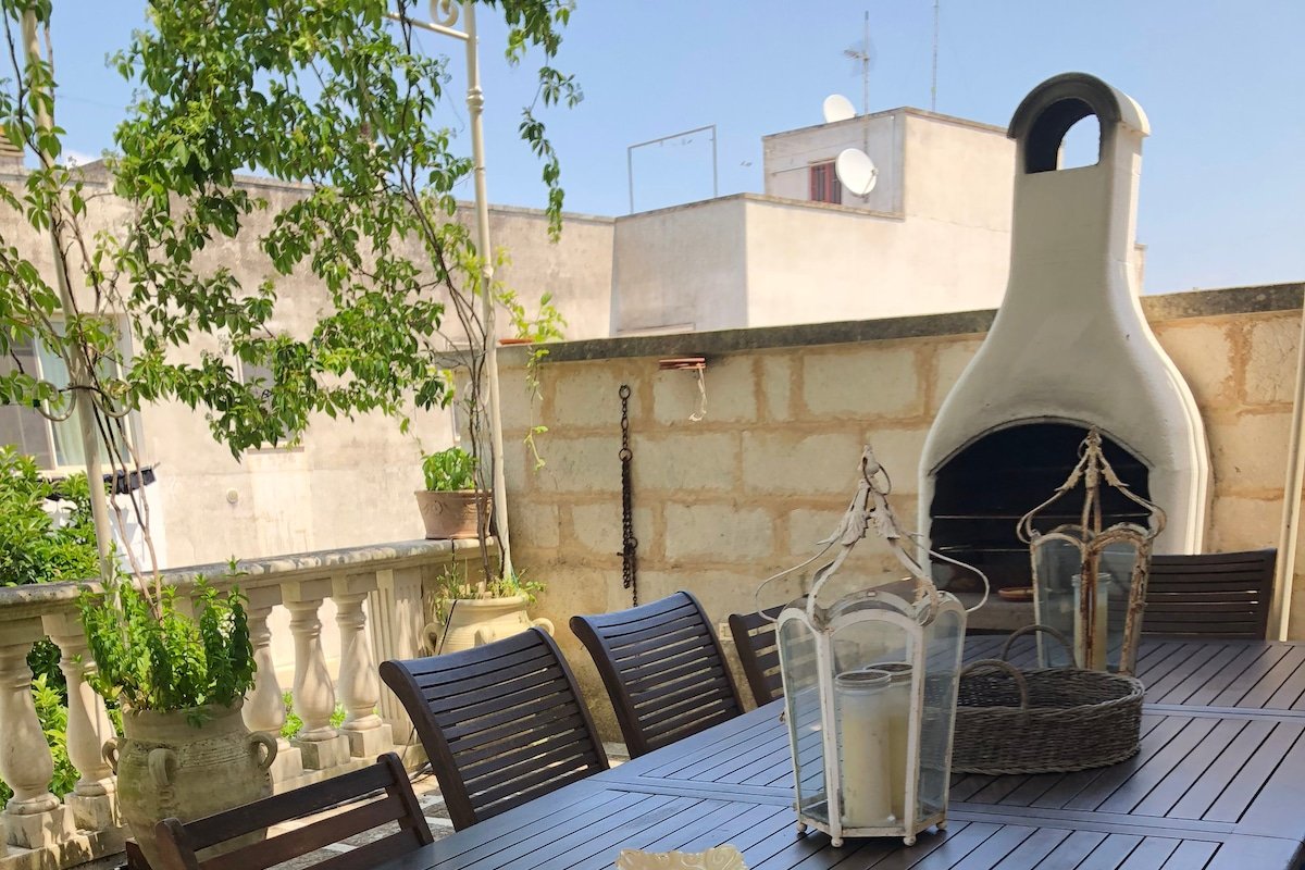 Historic apartment with pool gallery image 4