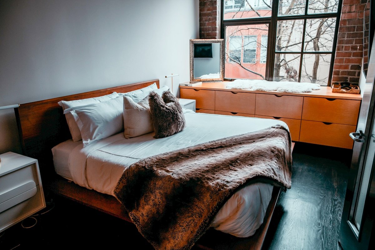 Massive Downtown Seattle Loft – Free Parking gallery image 3