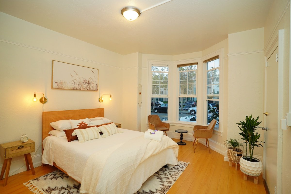 Luxury Victorian: Near 12th St Train & Downtown gallery image 4